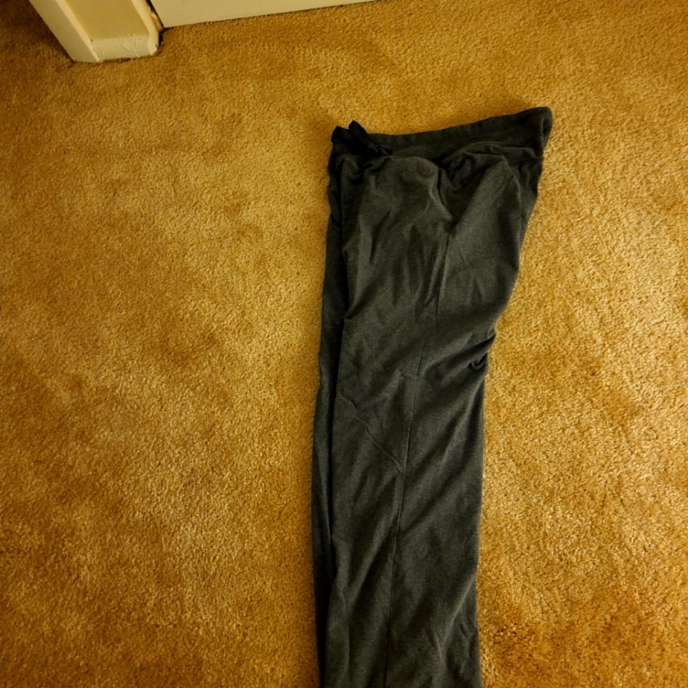 Gray sweat pants with draw string waist and pockets
